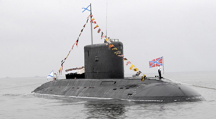 Russian Kilo-class sub with cruise missiles in Mediterranean off Syria coast - VIDEO